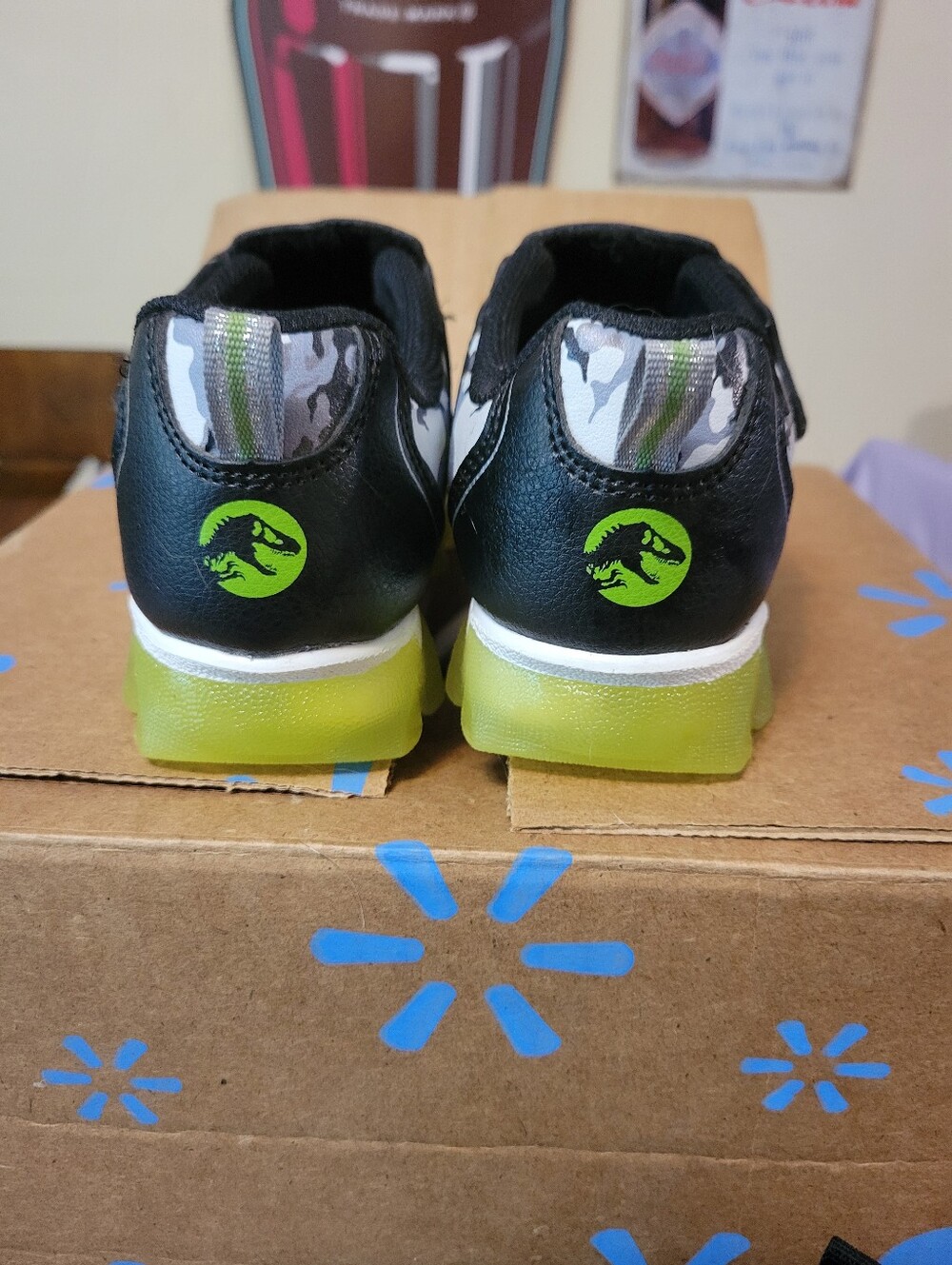 Little Boys Jurassic World Shoes. - Picture 3 of 10